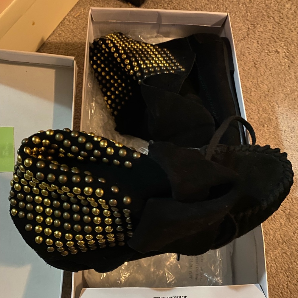 Steve Madden size 8  suede booties